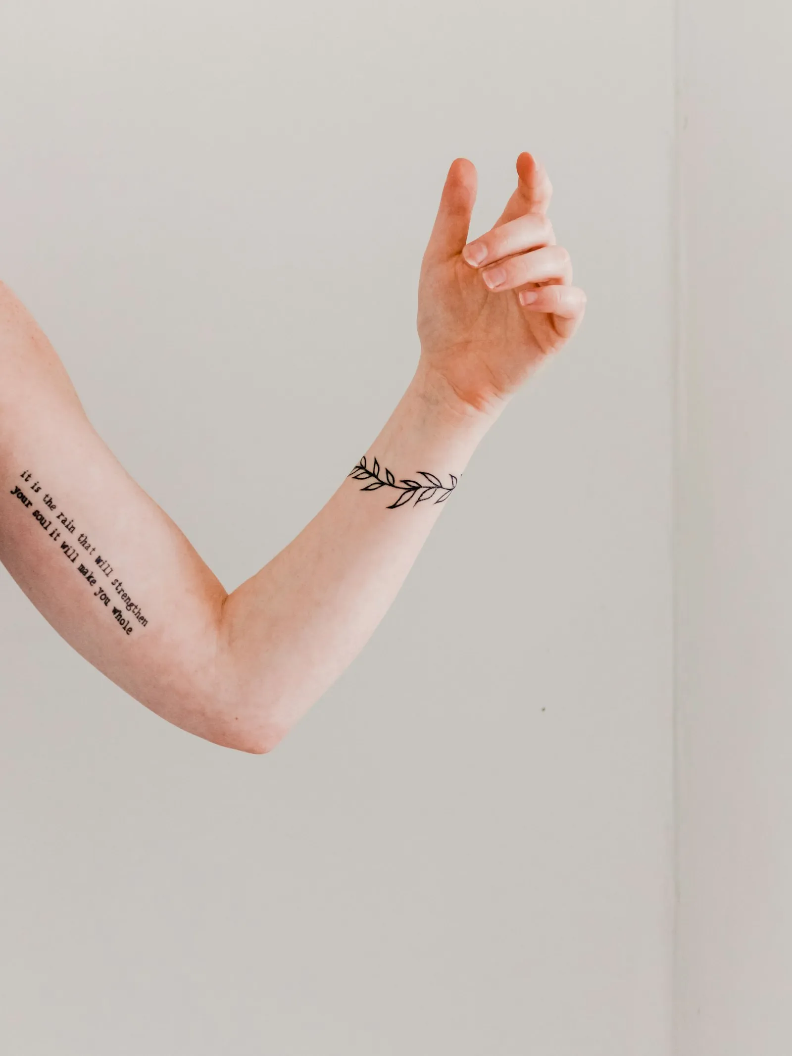 Braccio e polso di un atleta con un tatuaggio